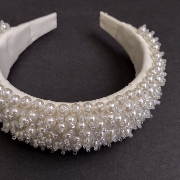 Artisan Glow: Headband with Acrylic Pearls and Crystals" beige. - Picture 14 of 14